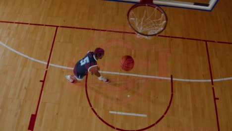 Toma-Aérea-En-ángulo-Alto-De-Un-Jugador-De-Baloncesto-Universitario-Afroamericano-Practicando-Mates-Solo-En-Una-Cancha-Cubierta.-Imágenes-En-Cámara-Lenta,-4k,-UHD,-50-Fps,-Sin-Editar